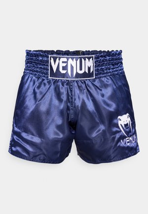 Pantaloncini da boxe in raso blu marina con elastico in vita, caratterizzati da una toppa con il logo bianco "VENUM" sul davanti e un logo ragno sulla gamba sinistra.