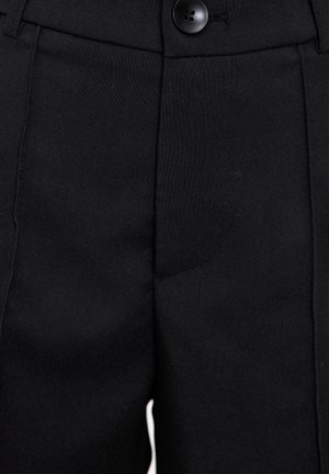 Pantalon noir en tissu lisse, avec une fermeture à bouton, des plis et des poches latérales, offrant une coupe ajustée et des détails de pli net.