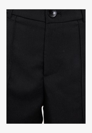 Pantalon noir en tissu lisse, avec une fermeture à bouton, des plis et des poches latérales, offrant une coupe ajustée et des détails de pli net.
