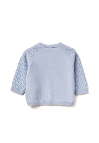 Světle modrý pletený svetr s ribovaným kulatým výstřihem, se vzorem z kabelového pletení na rukávech a bezšvovým designem ramen.