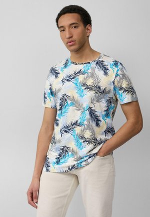 Korte mouwen T-shirt van lichte stof met een meerkleurig tropisch loofpatroon op een lichte achtergrond. Ronde halslijn en een ontspannen pasvorm.