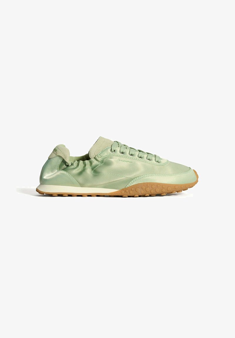 Baskets en satin vert avec une semelle en caoutchouc nervuré, design à lacets et col élastique. Présentent des détails en textile doux et une silhouette incurvée.