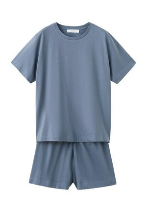 Maglietta blu a maniche corte con scollo a girocollo abbinata a pantaloncini blu con vita elastica, su sfondo bianco.