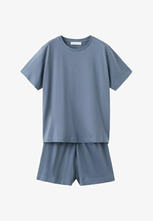 Maglietta blu a maniche corte con scollo a girocollo abbinata a pantaloncini blu con vita elastica, su sfondo bianco.