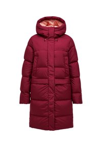 Lang gewatteerde bordeauxrode winterjas met capuchon, ritssluiting aan de voorkant verborgen onder een flap, zijzakken en een lichtroze binnenvoering.