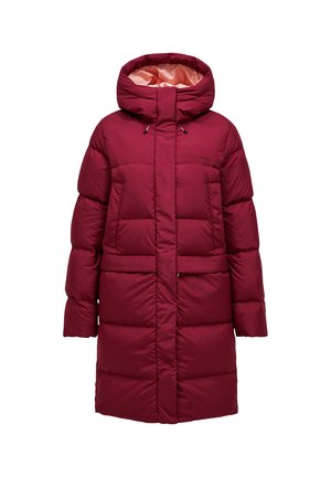 Lang gewatteerde bordeauxrode winterjas met capuchon, ritssluiting aan de voorkant verborgen onder een flap, zijzakken en een lichtroze binnenvoering.
