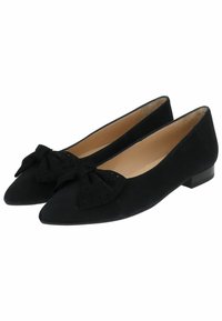 Bailarinas de ante negro con punta afilada, que cuentan con un detalle de lazo perforado en la parte frontal y un tacón rectangular bajo.