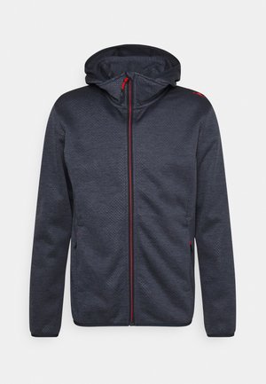 Sweat à capuche zippé gris foncé texturé avec des accents rouges sur la fermeture éclair et deux poches latérales, présenté sur un fond blanc uni.