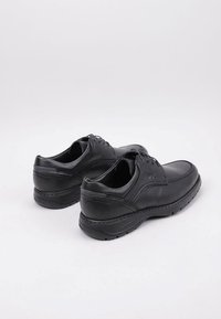 Scarpe in pelle nera con punta arrotondata, design con lacci e superficie texture; una suola imbottita migliora comfort e durata.