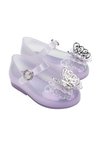 Scarpe di plastica trasparente viola con una cinghia, decorate con dettagli in argento a forma di farfalla e motivi in pizzo sulla parte anteriore.