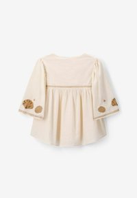 Cremfarbene Bluse mit Dreiviertel-Puffärmeln und bestickten Muscheldetails in Gold. Sie hat eine geraffte Taille und einen runden Ausschnitt.