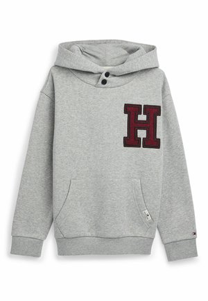 Grå hættetrøje lavet af blødt stof med en lomme foran, justerbar hætte og en mørkerød "H" broderet på venstre bryst.