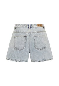 Short en denim bleu clair avec deux poches arrière et une étiquette de marque en cuir marron sur la ceinture portant l'inscription « ICHI ».