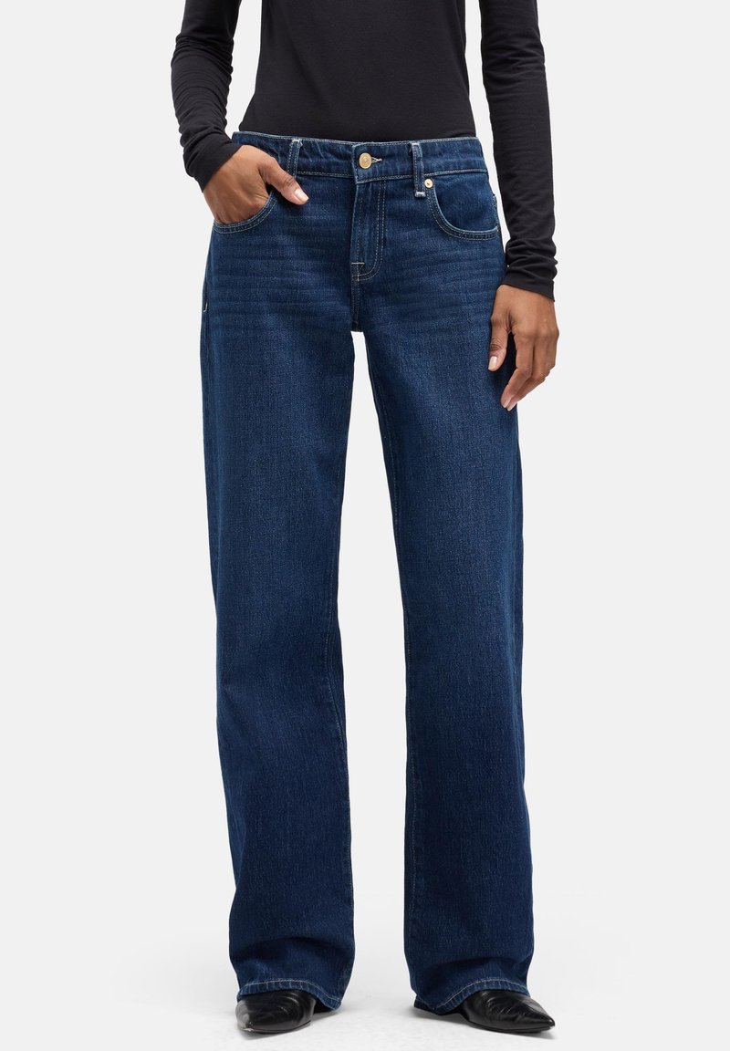 Ciemnoniebieskie dżinsy o szerokich nogawkach wykonane z denimu. Posiadają przednie kieszenie, zapięcie na guzik oraz subtelne detale przeszyć.
