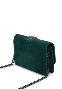 Turkusowa skórzana kopertówka z łańcuszkiem, z ozdobnym zapięciem z kamienia szlachetnego i prostokątnym kształtem. Gładka tekstura, minimalistyczny design.