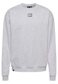 Grå sweatshirt med rundad halsringning tillverkad av bomullsblandning, med en liten svart logga på bröstet och ribbade ärmslut och midja.