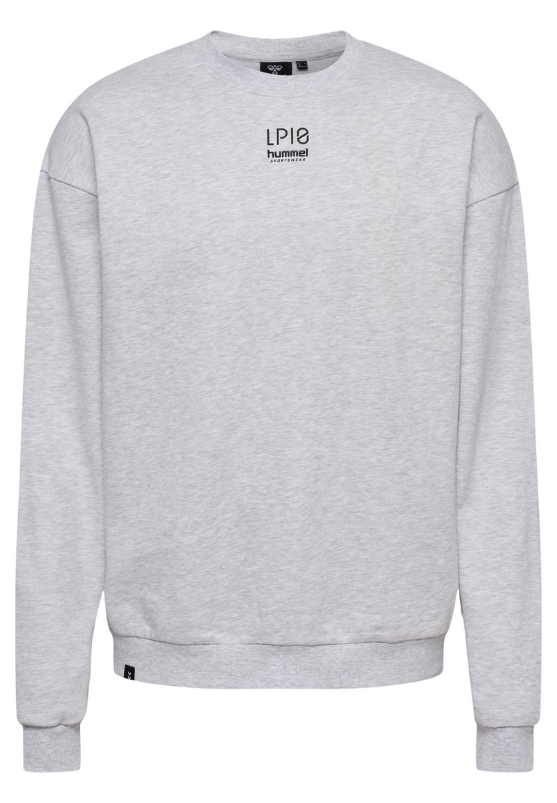 Grå sweatshirt med rundad halsringning tillverkad av bomullsblandning, med en liten svart logga på bröstet och ribbade ärmslut och midja.