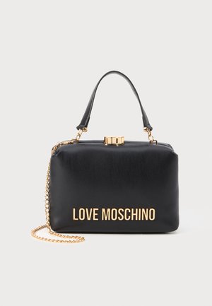 Svart syntetisk håndveske med et gullfarget "LOVE MOSCHINO"-logo. Den har en strukturert form, kort håndtak og en avtakbar kjedehåndrem.