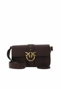 Sac d'épaule en cuir bordeaux avec une boucle oiseau en métal doré, fermeture à rabat supérieur, et une bandoulière amovible et réglable avec perforations.