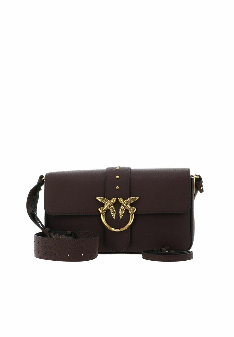 Sac d'épaule en cuir bordeaux avec une boucle oiseau en métal doré, fermeture à rabat supérieur, et une bandoulière amovible et réglable avec perforations.