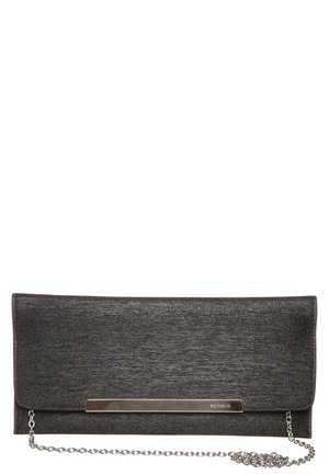 Czarna kopertówka o fakturowanej powierzchni, z srebrnym paskiem jako zdobieniem oraz odpinanym łańcuszkiem dla większej wszechstronności.