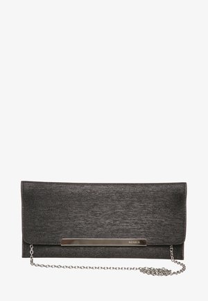 Pochette noire à surface texturée, avec un accent en barre argentée et une bandoulière chaîne amovible pour plus de polyvalence.
