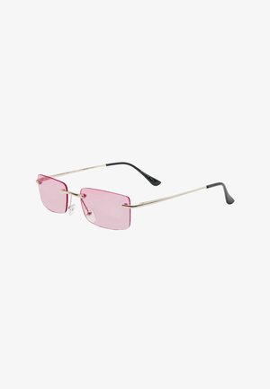 Occhiali da sole con lenti rettangolari di colore rosa, montatura in metallo, sottili braccia argento e punte delle tempie in plastica nera. Naselli trasparenti per il comfort.