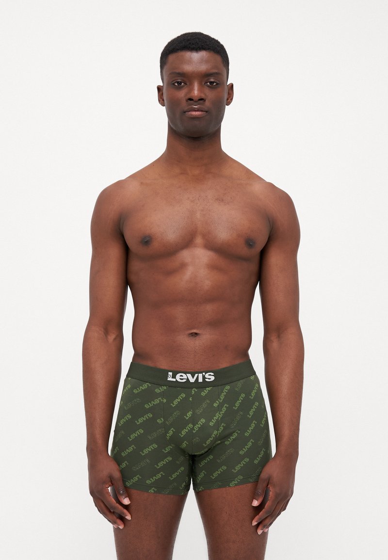 Gröna boxerkalsonger med ett mönster av Levi's logotyp över hela ytan. Tillverkade av ett mjukt, stretchigt tyg, med ett kontrasterande svart midjeband.