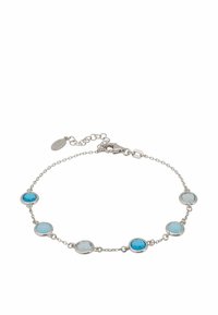 Ezüst lánc karkötő, amely váltakozó világoskék és sötétkék kör alakú köveket tartalmaz. Minden követ egy kerek foglalat körül vesz.