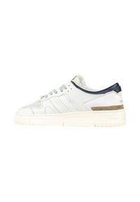 Sneaker in pelle bianca con dettagli perforati grigi, accenti blu navy e un pannello posteriore in pelle marrone chiaro testurizzato. Suola in gomma.