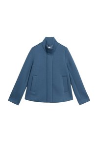 Cappotto strutturato blu con colletto alto, dotato di due tasche anteriori e un tessuto liscio e texturizzato. Design semplice e pulito senza chiusure visibili.