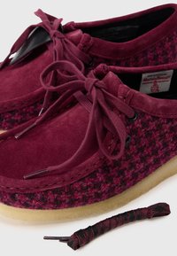 Pantofi bordeaux din suede și țesătură houndstooth, cu șireturi rotunde, ochiuri negre și o talpă din cauciuc bej. Include un accesoriu pentru șireturi asortat.
