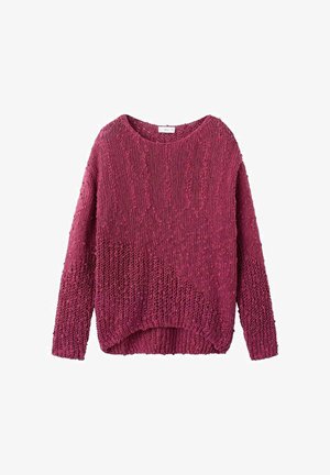 Zachte, loszittende magentakleurige trui met lange mouwen, ronde halslijn en een textuurgebreid patroon. Heeft een iets langere zoom aan de achterkant.