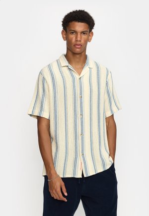 Beige Kurzarm-Hemd mit blauen senkrechten Streifen, aus strukturiertem Material. Verfügt über einen Kentkragen und eine Brusttasche.