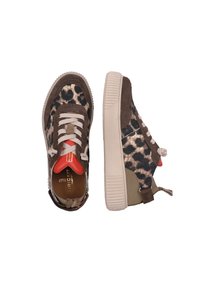 Sneaker con stampa leopardo, in suede marrone, suola in gomma beige e lacci bianchi. Presenta un accento rosso e un pannello laterale testurizzato.