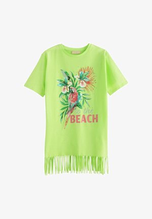 Neongrøn kortærmet skjorte med frynsekant, med en farverig papegøje, tropiske blomster og teksten "to the BEACH" på forsiden.