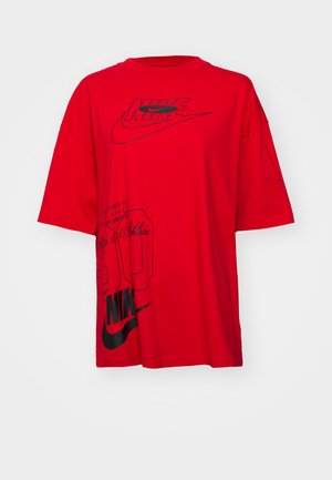 T-shirt rouge surdimensionné en coton. Présente des graphiques et du texte noirs de Nike à l'avant, un col rond et des manches courtes.