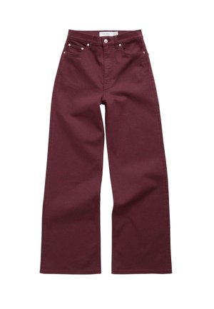 Burgunderfarbene Jeans im weiten Schnitt aus Baumwolle mit glatter Textur, ausgestattet mit einem Reißverschluss, Metallknöpfen und fünf Taschen.