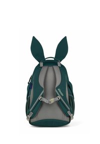 Rucksack aus grünem Stoff und hellgrauem Netzmaterial. Verfügt über große, aufrechte Hasenohren, verstellbare Träger und Reißverschlussfächer.