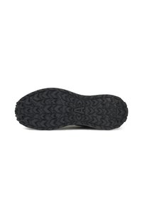 Semelle de chaussure en caoutchouc noir avec un motif de semelle en zigzag robuste pour une bonne adhérence. Présente des logos en relief et des surfaces texturées pour une meilleure prise.
