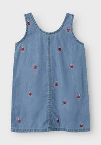 Denim haljina bez rukava s crvenim vezivnim jagodama raspoređenim po tkanini, okruglim izrezom i ravnim rubom.