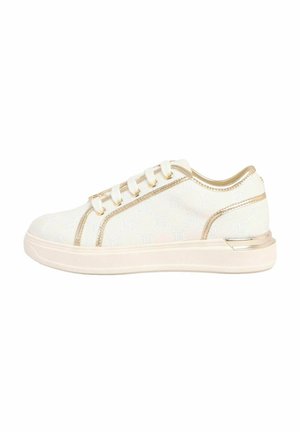 Weiße Sneaker mit einer strukturierten Oberfläche, goldenen Akzenten und fünf Ösen für die Schnürsenkel. Verfügt über eine flache Gummisohle und ein dezentes Branding-Muster.