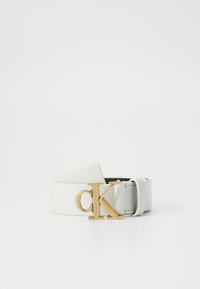 Cinturón de cuero blanco con hebilla de logo 'CK' en tono dorado, que presenta una textura suave y longitud ajustable. Diseño simple sin acentos adicionales.