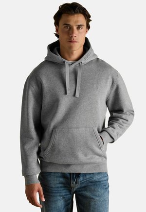 Grauer Hoodie mit einer Fronttasche, Kapuze mit Kordelzug und gerippten Bündchen. Das Material scheint weich zu sein und hat ein dezentes Logo-Detail am Hals.