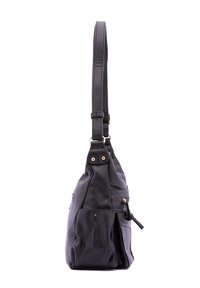 Borsa a spalla in pelle nera con superficie testurizzata, cintura a spalla sottile, tasca con zip e forma strutturata e affusolata.