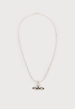 Collar de cadena de plata con un pequeño colgante detallado que presenta una cruz y un orbe rodeados por un anillo ovalado texturizado.