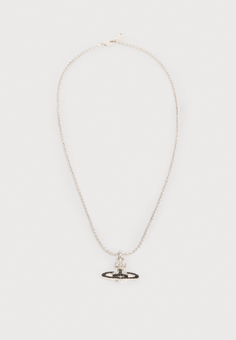 Ασημένιο κολιέ με αλυσίδα και μικρό, λεπτομερές μενταγιόν που απεικονίζει έναν σταυρό και μια σφαίρα περιβαλλόμενα από μια υφασμένη οβάλ στεφάνη.