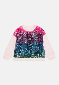 Kapuljača s šljokicama u ružičastoj boji s plavim-zelenim gradijentnim dizajnom. Ima okrugli izrez, duge rukave i rebraste manžete. Glatka tkanina kao osnova.