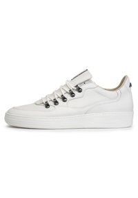 Sneaker in pelle bianca con punta rotonda, occhielli in metallo e lacci piatti. La suola è testa di moro con un branding discreto sul tallone.