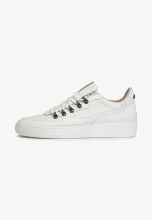 Weißes Leder-Sneaker mit gerundetem Zeh, Metallösen und flachen Schnürsenkeln. Die Sohle ist strukturiert und trägt dezente Markenkennzeichnung an der Ferse.